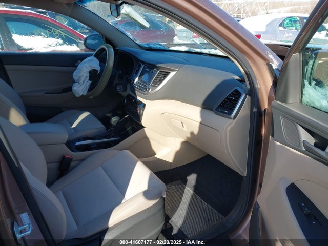 KM8J33A49HU332341 Hyundai TUCSON SE