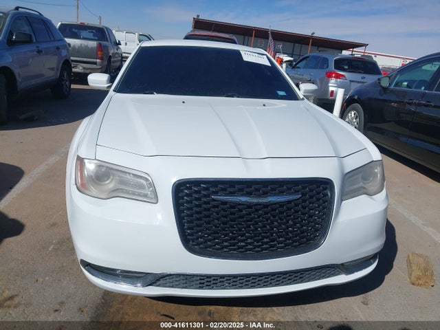 2C3CCABG8HH564320 Chrysler 300 300s