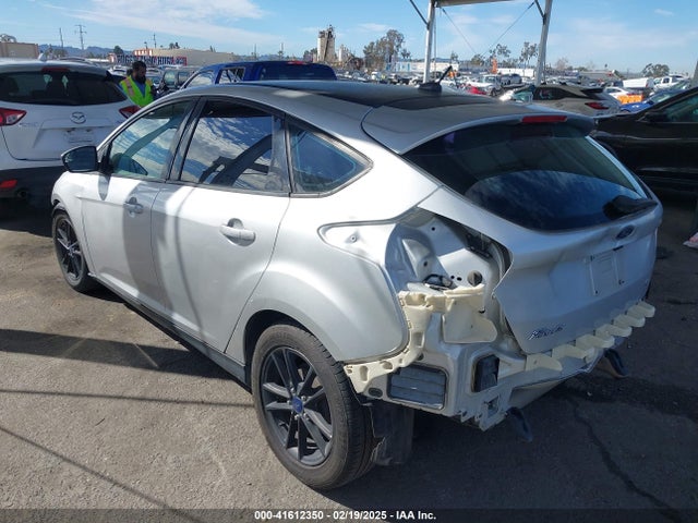 Ford FOCUS SE 2018 1FADP3K23JL241862 Image 3