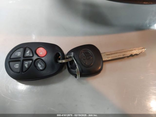 5TDXZ3DC9KS998790 Toyota Sienna Se 8 Passenger