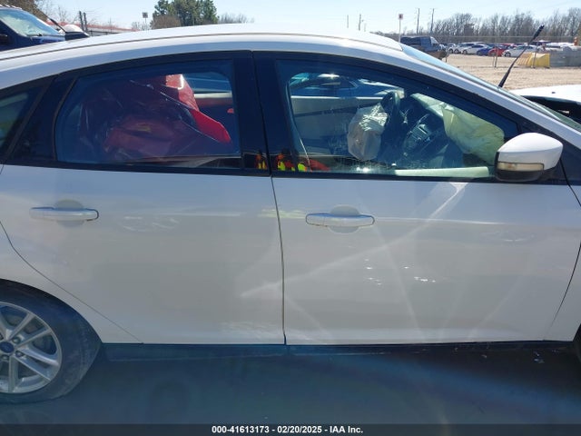 Ford FOCUS SE 2015 1FADP3K21FL235534 Image 13