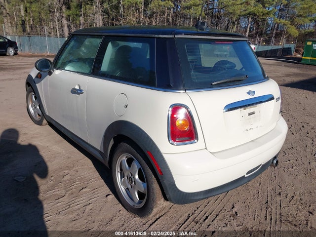 2008 MINI COOPER WMWMF33548TU65171 Photo 2