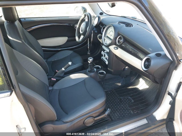 2008 MINI COOPER WMWMF33548TU65171 Photo 4