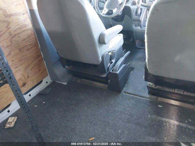 Ford Transit-150 2018 1FTYE2YM0JKA41404 Image 8