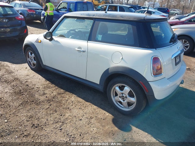 2010 MINI COOPER WMWMF3C56ATZ23492 Photo 2