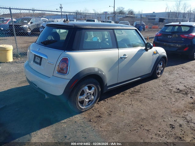 2010 MINI COOPER WMWMF3C56ATZ23492 Photo 3
