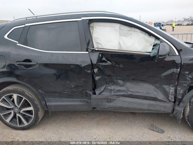 JN1BJ1CPXJW157685 Nissan Rogue Sport Sl