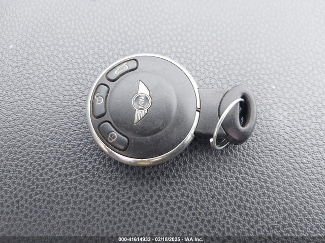 2010 MINI COOPER WMWMF3C54ATZ22597 Photo 10