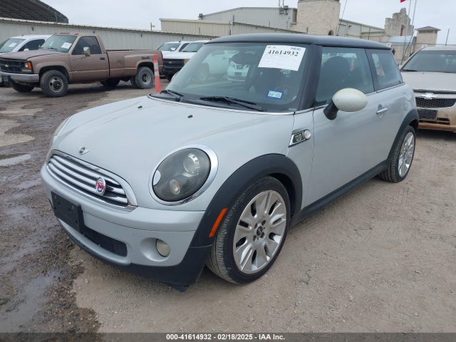 2010 MINI COOPER WMWMF3C54ATZ22597 Photo 1