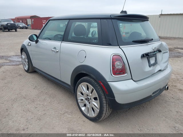 2010 MINI COOPER WMWMF3C54ATZ22597 Photo 2
