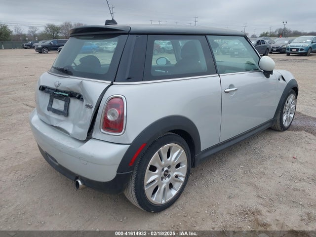 2010 MINI COOPER WMWMF3C54ATZ22597 Photo 3