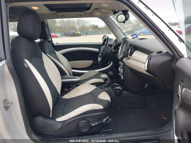 2010 MINI COOPER WMWMF3C54ATZ22597 Photo 4