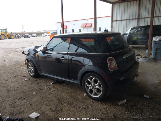 2011 MINI COOPER WMWSU3C55BT092288 Photo 2