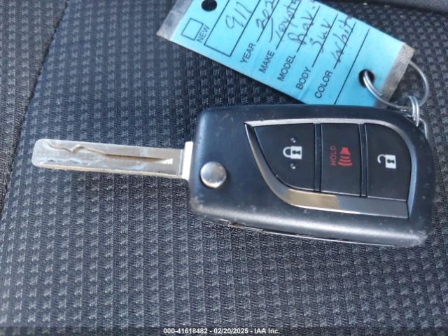 2T3F1RFV8NC277806 Toyota RAV4 LE