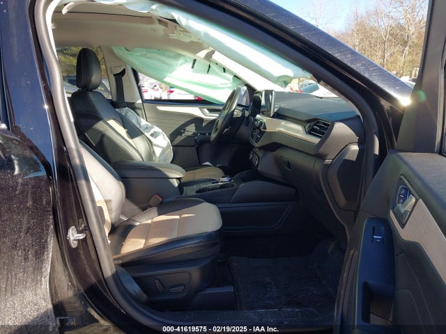 1FMCU9J91MUB36425 Ford Escape Titanium