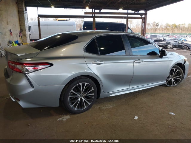 4T1B11HK8JU658463 Toyota CAMRY SE