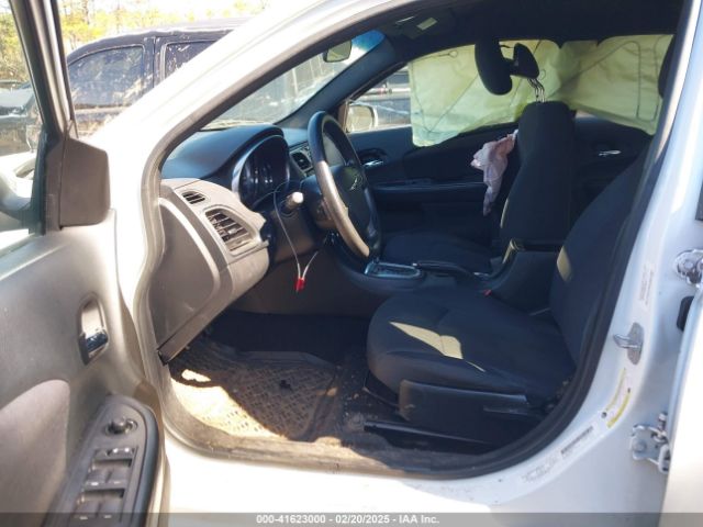 1C3CCBAB2EN208735 Chrysler 200 LX