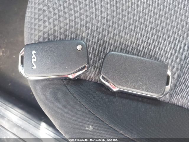 KNDJ23AU1P7843806 KIA SOUL LX