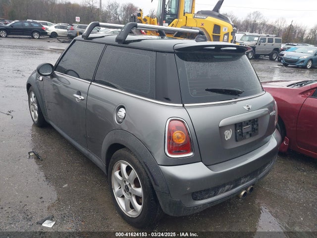 2009 MINI COOPER S WMWMF73589TW88161 Photo 2