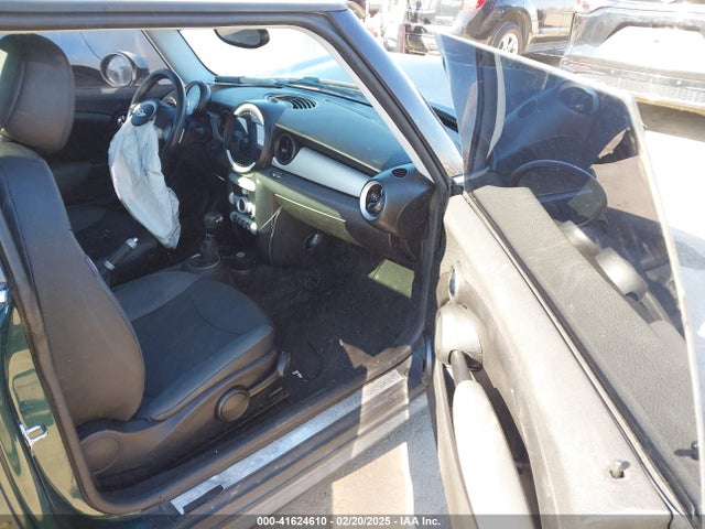 2009 MINI COOPER WMWMF33549TW71172 Photo 4
