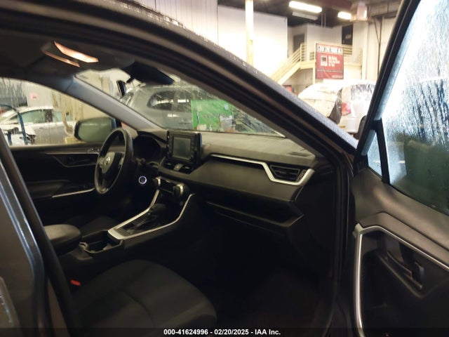 2T3G1RFV5KC058012 Toyota RAV4 LE