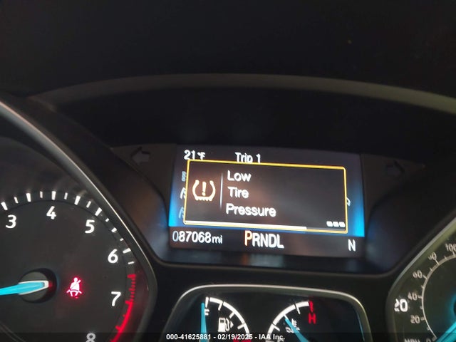 1FADP3F25JL299174 Ford FOCUS SE