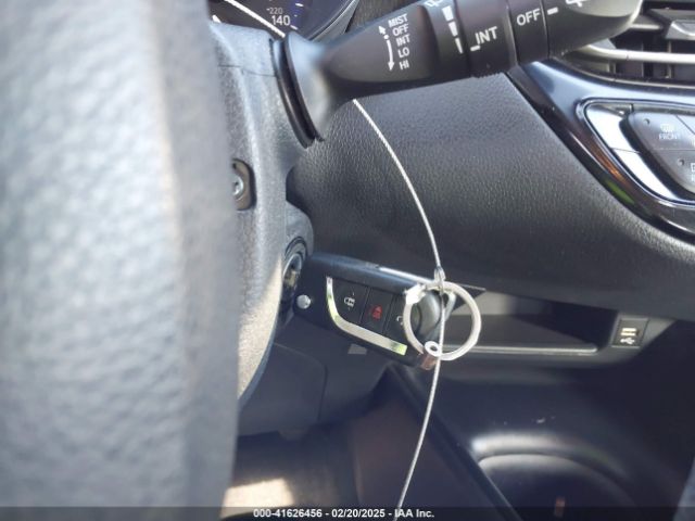 JTNKHMBX6L1069871 Toyota C-HR LE