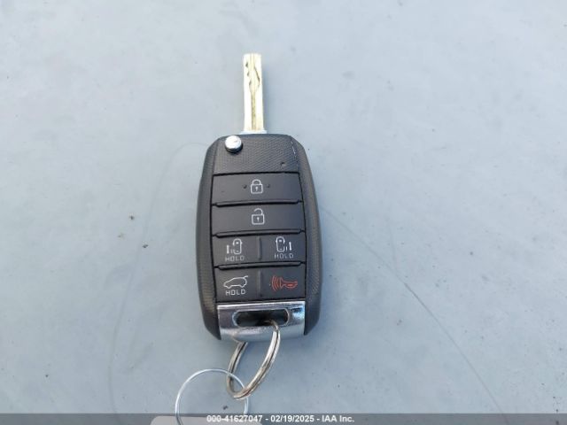 KNDMB5C11L6658151 KIA SEDONA LX