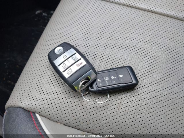 KNDMB5C11J6407692 KIA SEDONA LX