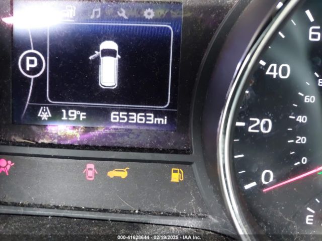 KNDMB5C11J6407692 KIA SEDONA LX