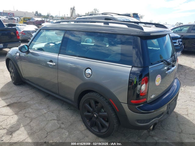 2010 MINI COOPER S CLUBMAN WMWMM3C53ATP93886 Photo 2