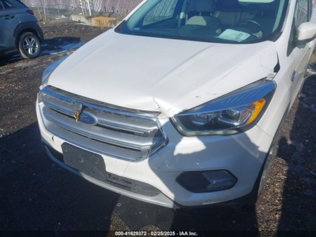 1FMCU9J93HUC45586 Ford Escape Titanium