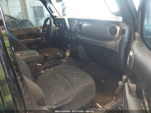 1C4HJXDG2JW179396 Jeep Wrangler Unlimited Sport 4x4