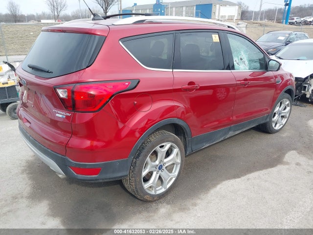 1FMCU9J9XKUC37122 Ford Escape Titanium