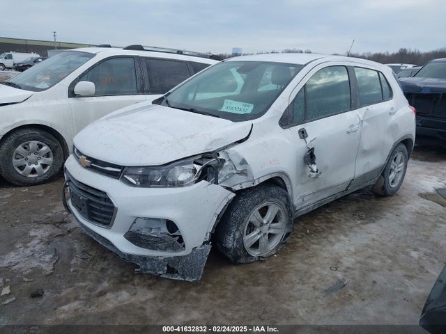 Chevrolet TRAX LS 2019 3GNCJKSB2KL370576 Image 2