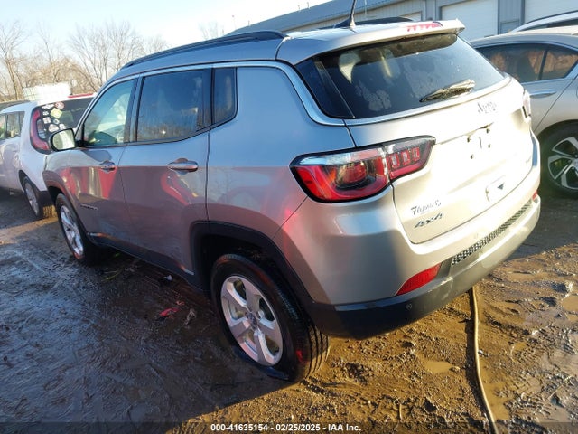 3C4NJDBB7JT333230 Jeep Compass Latitude 4x4