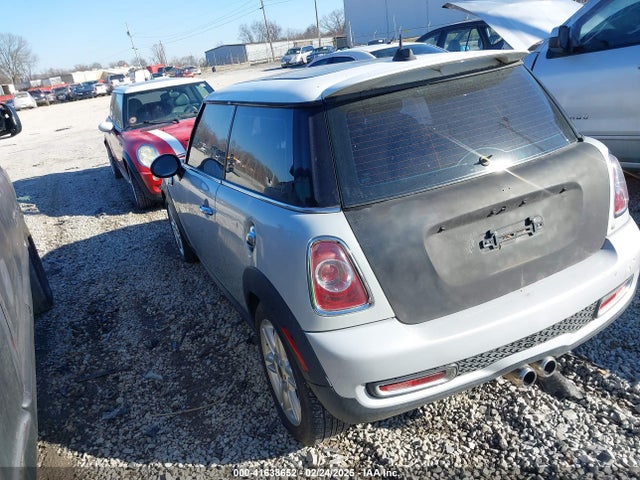 2011 MINI COOPER S WMWSV3C53BTY20719 Photo 2