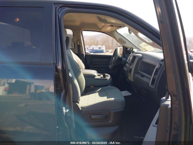 1C6RR7FG1JS327742 RAM 1500 Express  4x4 6'4 Box