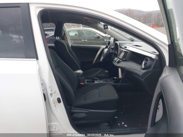 JTMBFREV6JJ235868 Toyota RAV4 LE