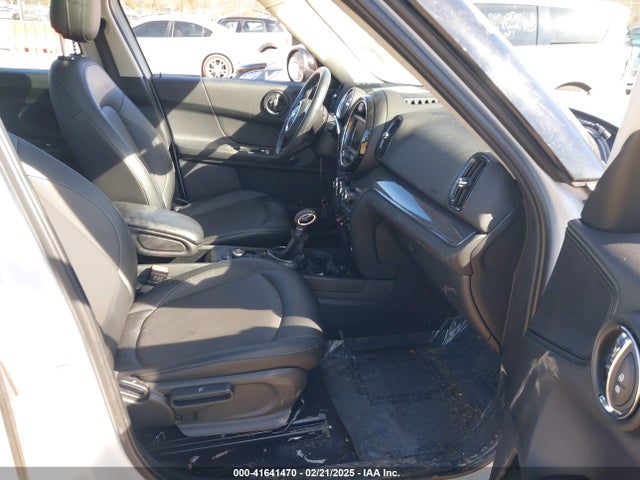 2017 MINI COUNTRYMAN WMZYV5C36H3E01492 Photo 4