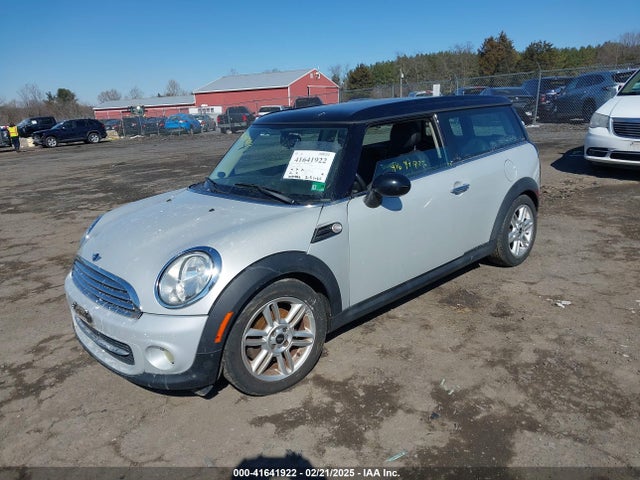 2011 MINI COOPER CLUBMAN WMWZF3C50BTY00407 Photo 1