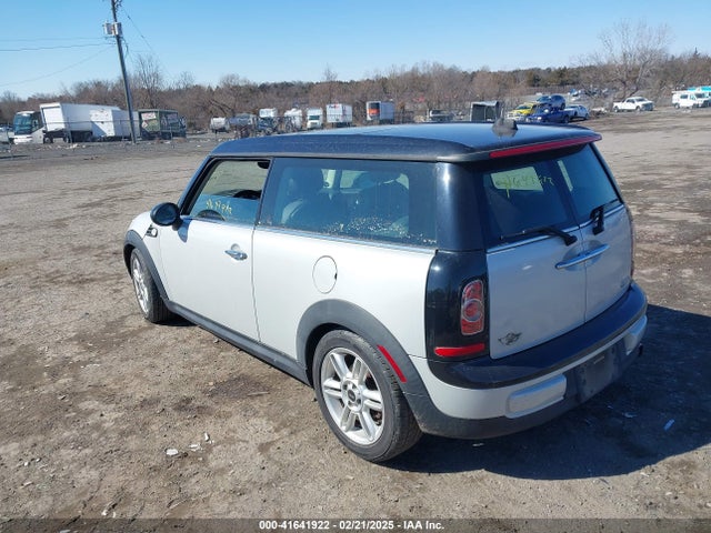 2011 MINI COOPER CLUBMAN WMWZF3C50BTY00407 Photo 2