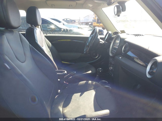 2011 MINI COOPER CLUBMAN WMWZF3C50BTY00407 Photo 4