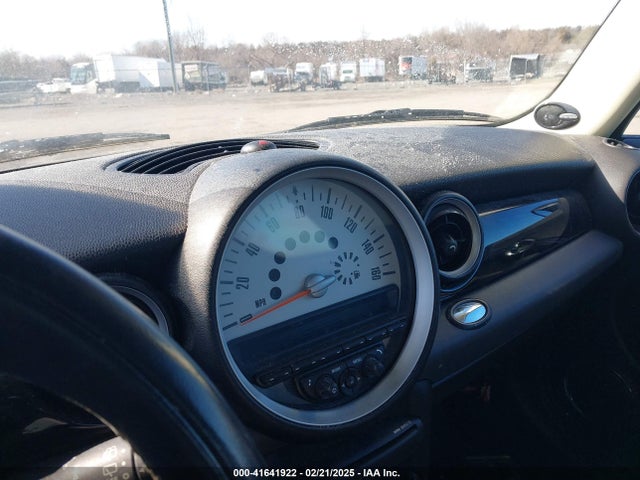 2011 MINI COOPER CLUBMAN WMWZF3C50BTY00407 Photo 6