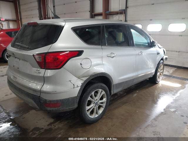 1FMCU9GD2KUC00089 Ford ESCAPE SE