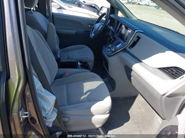 5TDKZ3DC5KS999199 Toyota Sienna Le 8 Passenger