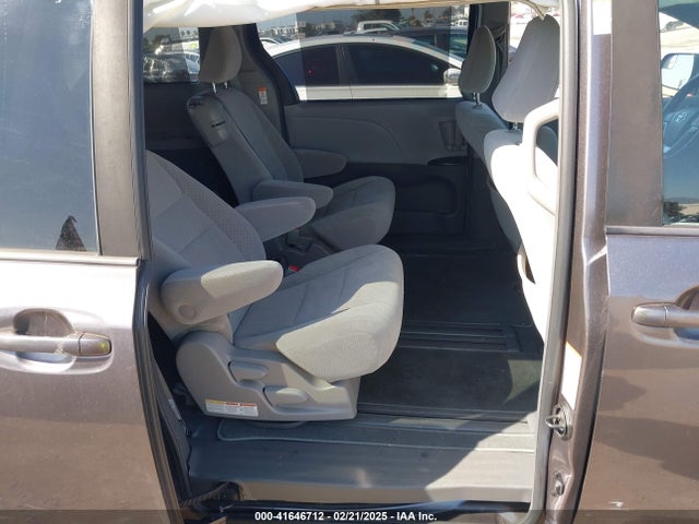 5TDKZ3DC5KS999199 Toyota Sienna Le 8 Passenger