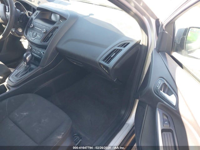 1FADP3K22JL280202 Ford FOCUS SE