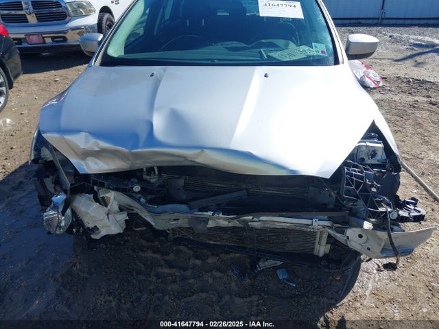 1FADP3K22JL280202 Ford FOCUS SE