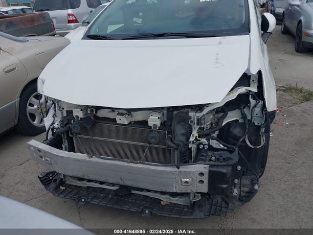 Toyota Prius V Two 2017 JTDZN3EU4HJ066269 Image 6